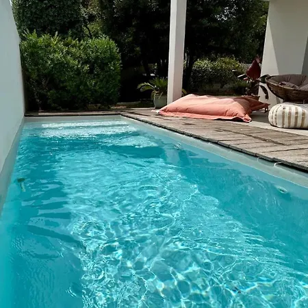 Avec Piscine Вилла